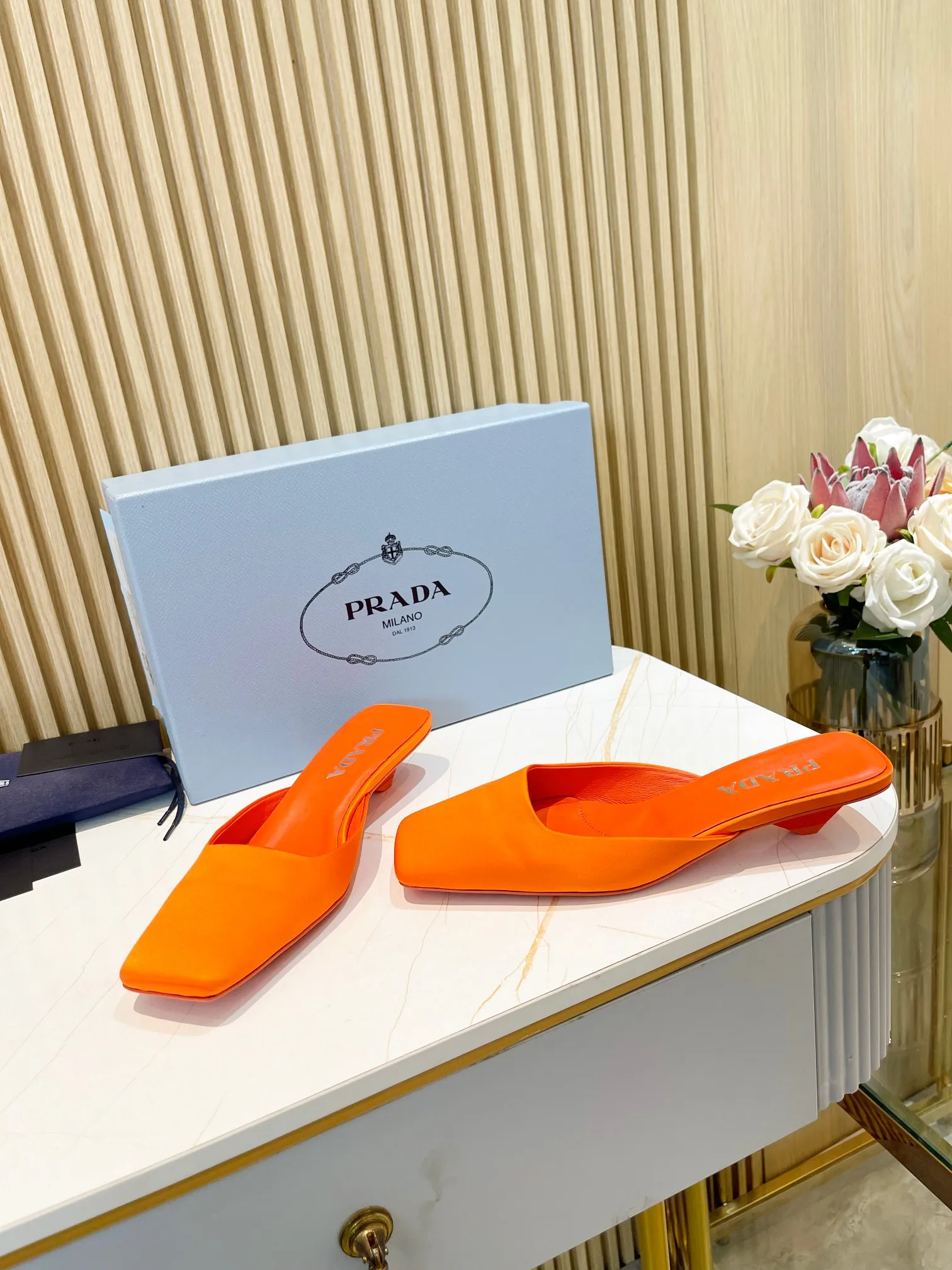 👟👟Ex-factory price 540👟👟 🐳Prada〰️2024 new style🆕Triangle logo🔺Top version of triangular heel square toe Mule slippers ✔️Material and craftsmanship: ✔️Upper: imported silk satin ✔️Inner lining: original sheepskin lining ✔️🇮🇹Imported leather outsole ✔️Size: 35-39 (custom size 40 is non-returnable)
